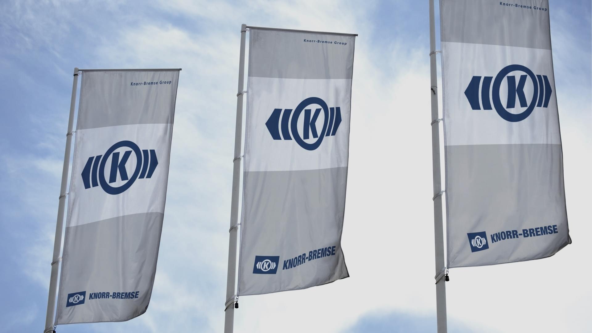 3 Flags with the Knorr-Bremse Logo on it blowing in the wind