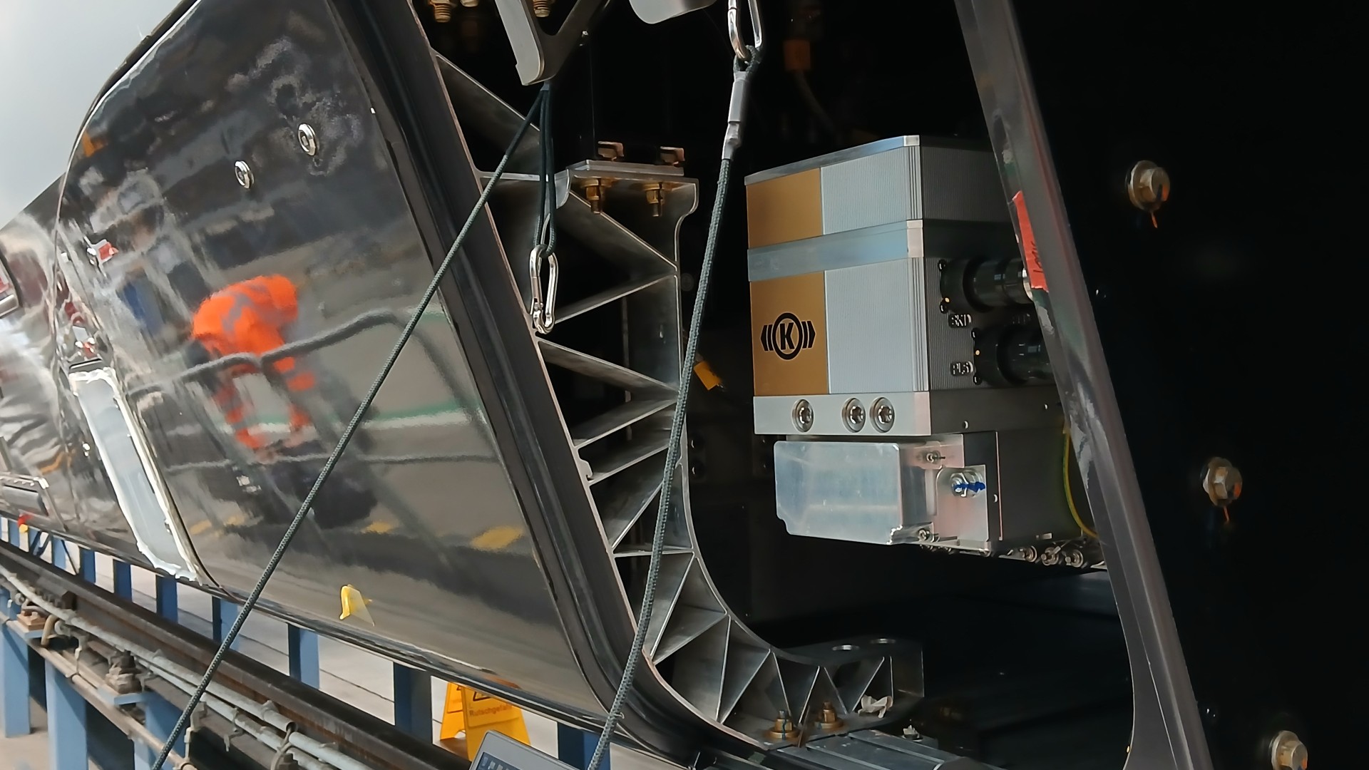 Brake equipment installed underfloor on a vehicle