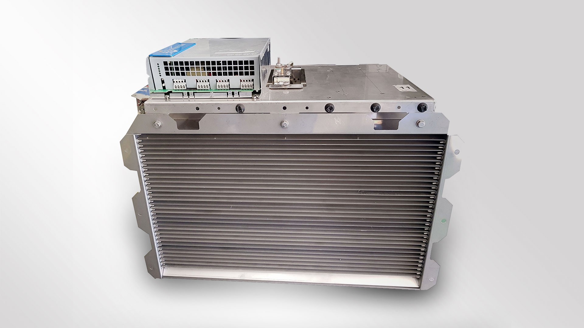 Industrial cooling unit with horizontal fins and