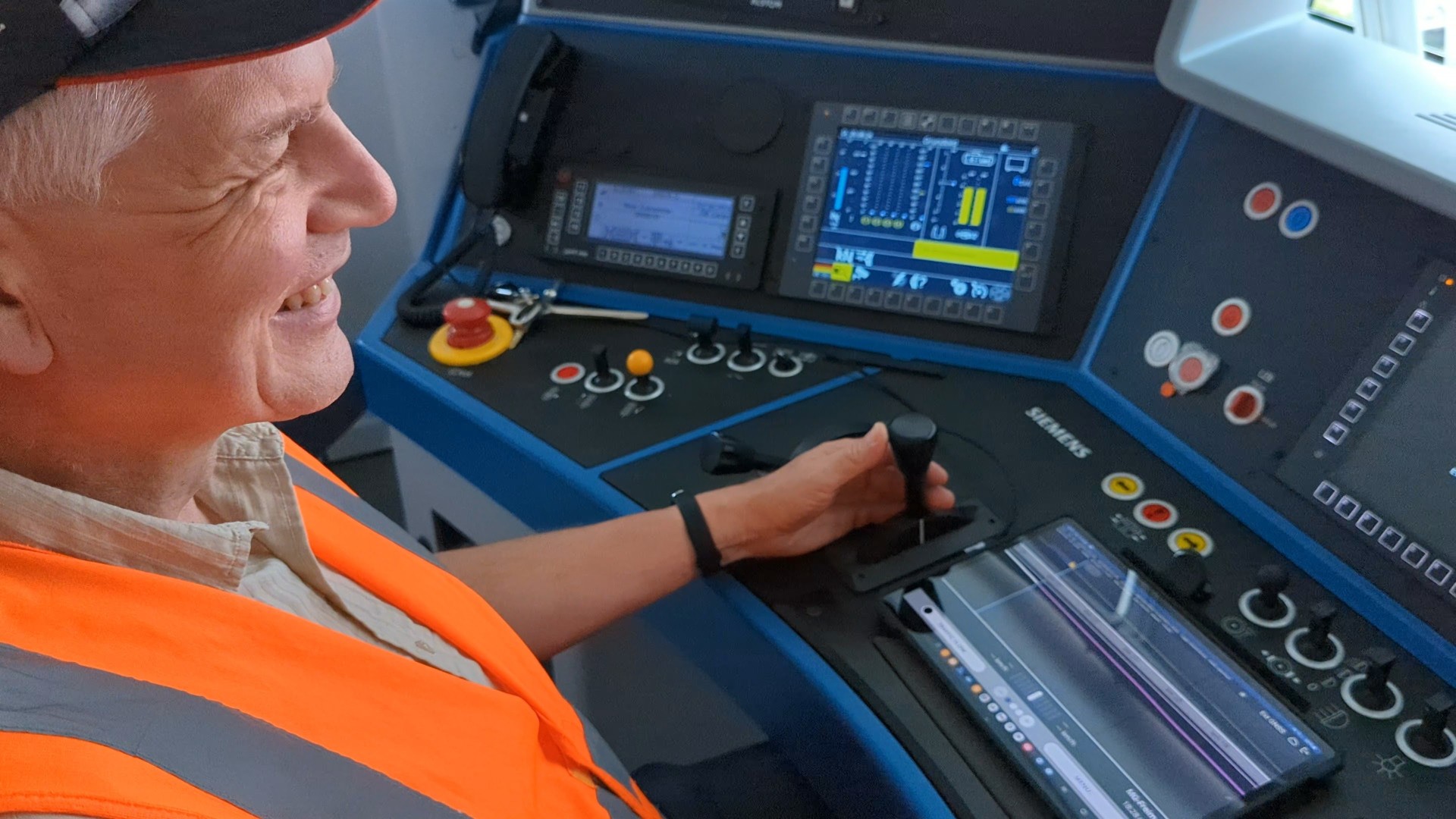 Triebfahrzeugführer im Führerstand einer Lokomotive mit dem LEADER Flow