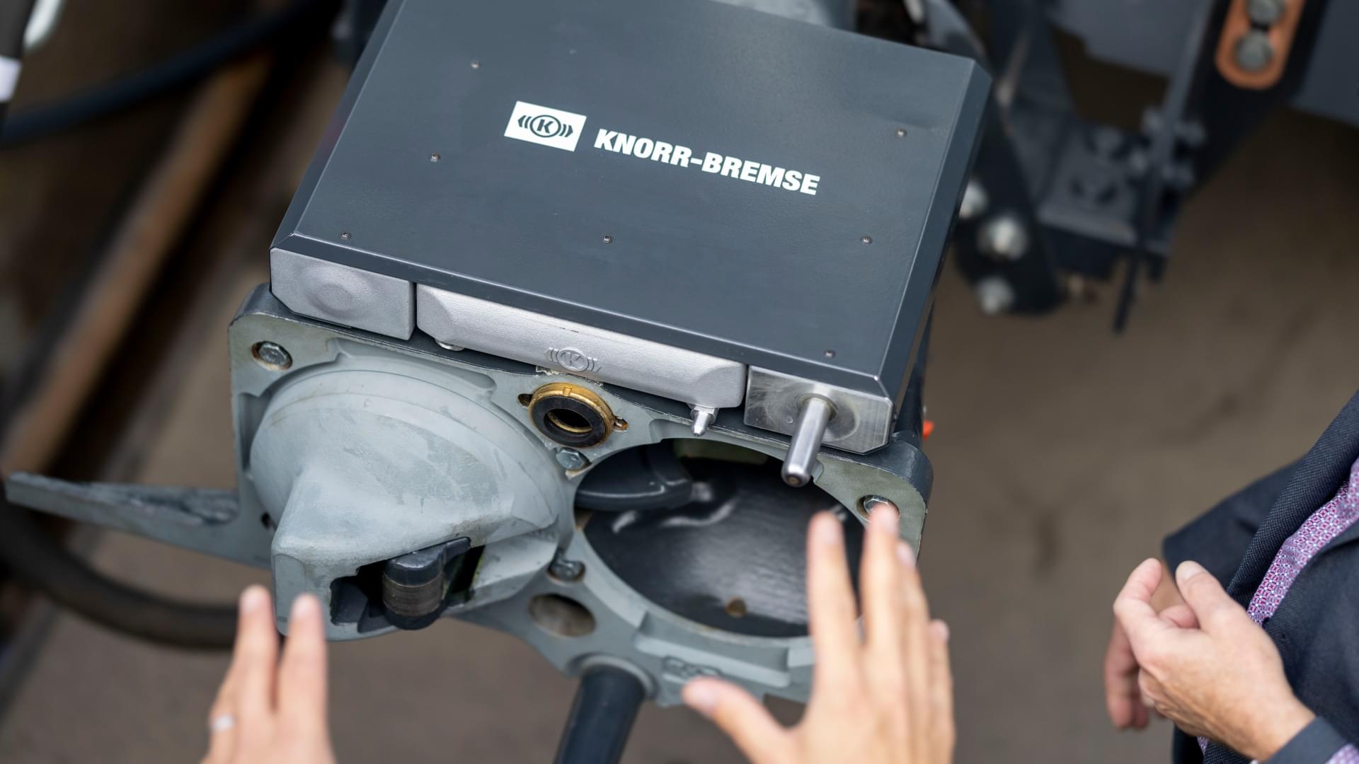Knorr-Bremses Digitale Automatische Kupplung installiert in einem INVEHO Wagon auf der InnoTrans 2022
