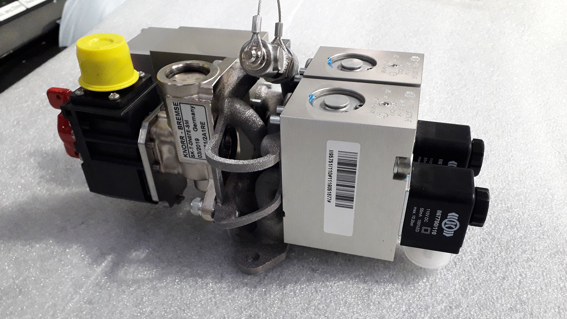 Knorr-Bremse braking system component with electronic valves