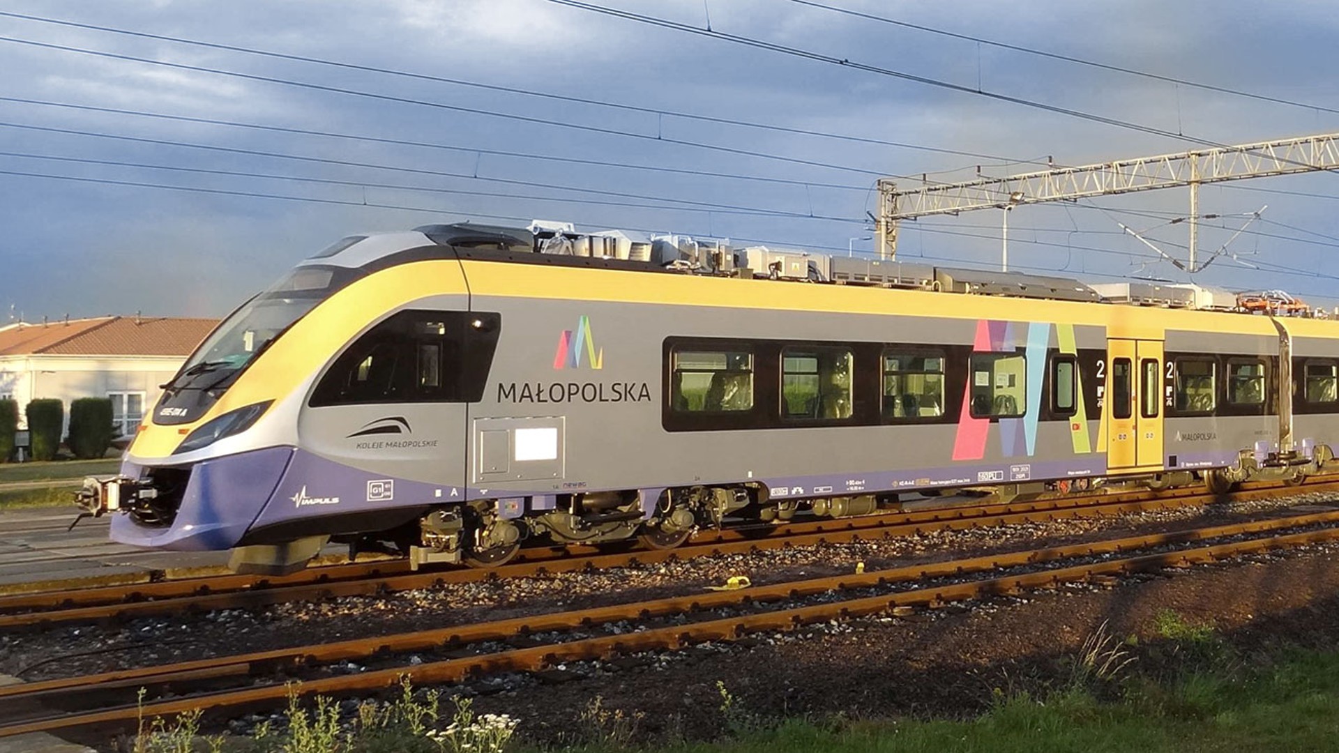 Moderne Schiene im Małopolska-Design auf Gleisen.