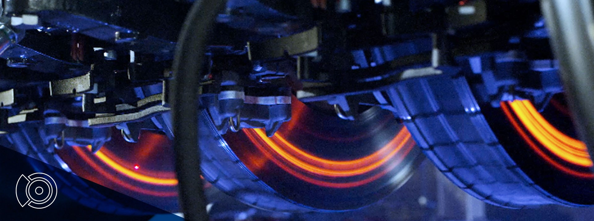 Integrierte Bremsentechnologie mit leuchtenden Rotorscheiben.