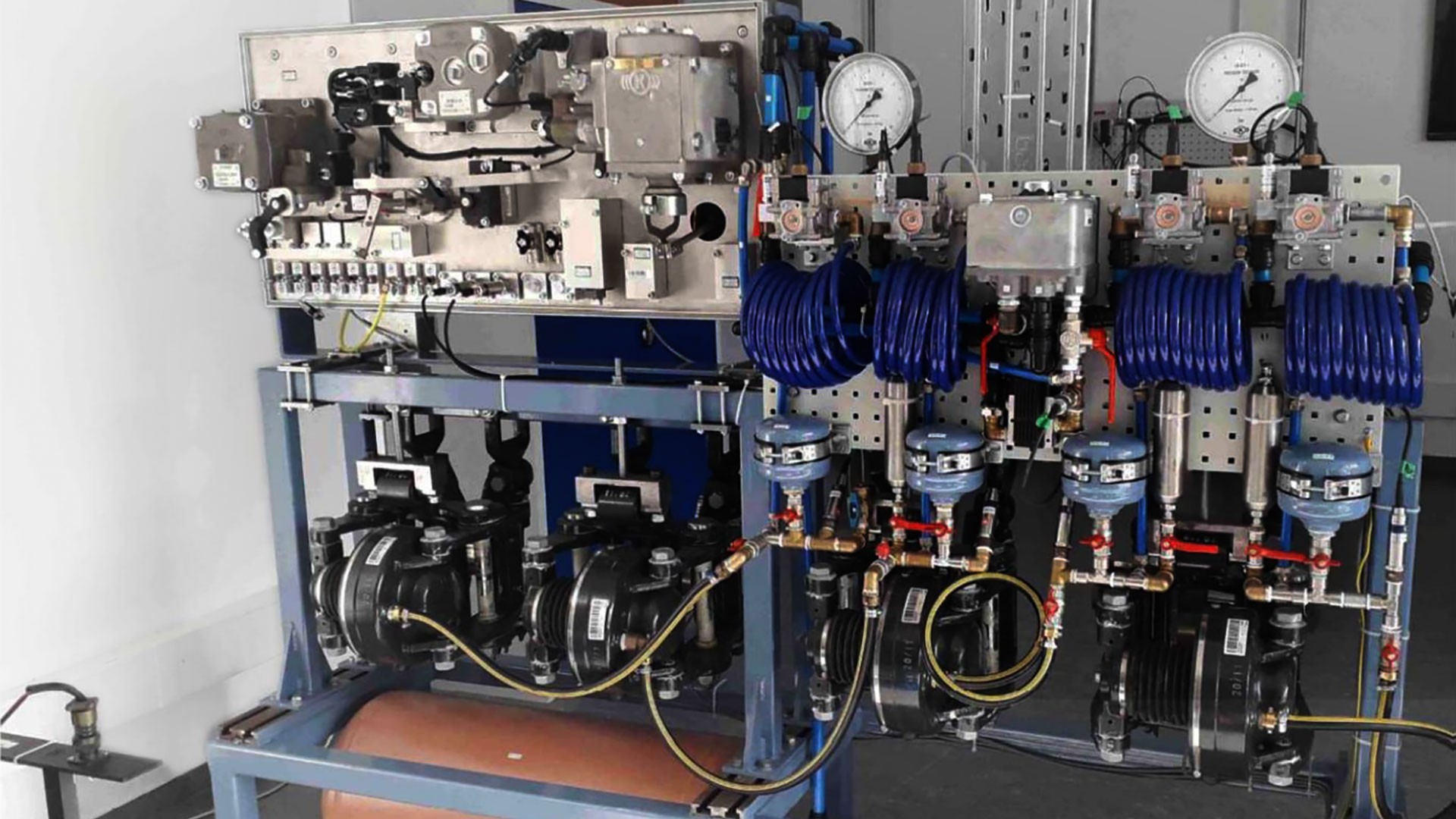 Hydraulic control system with gauges and valves