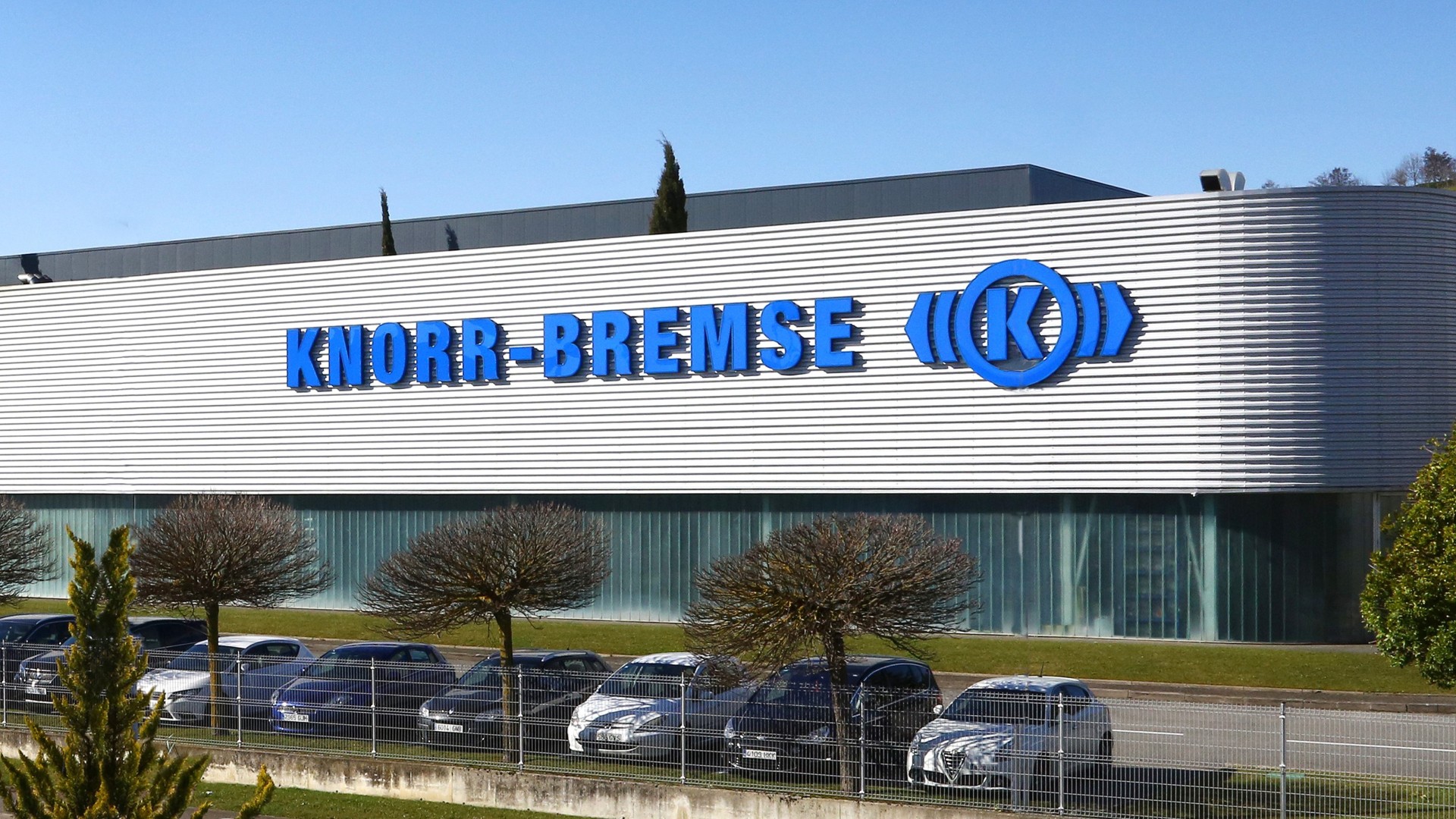 Knorr-Bremse building exterior with logo and signage.