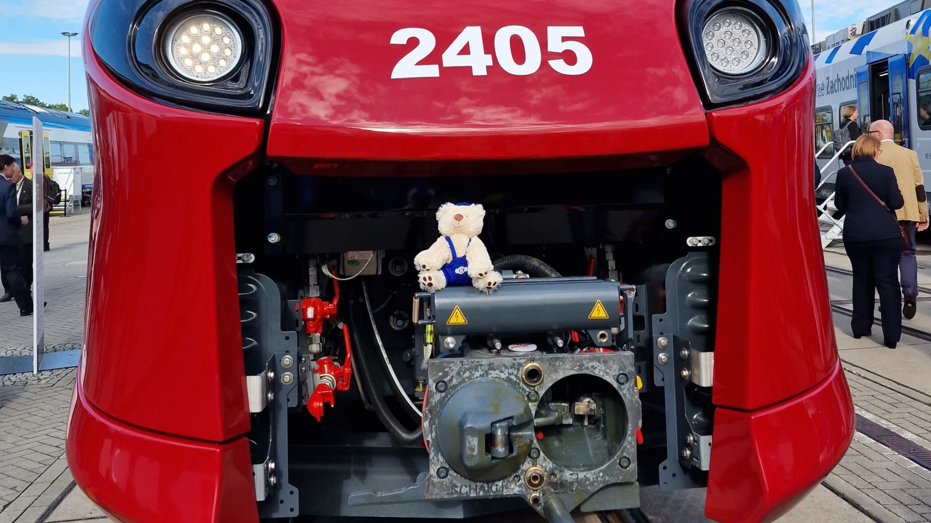 Roter Zugkopf mit Teddybär und Nummer 2405