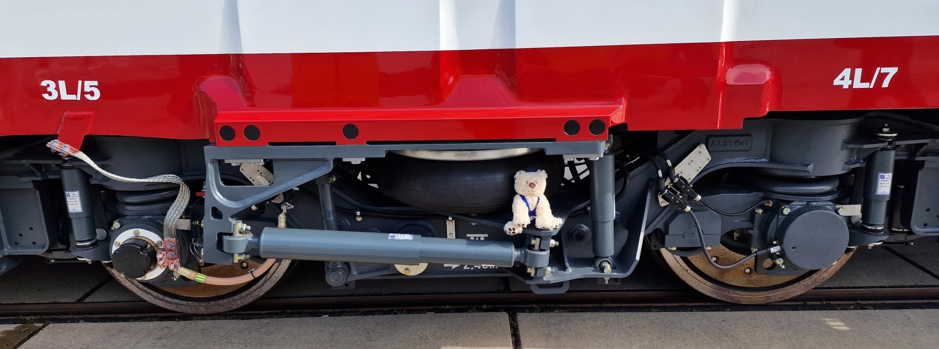 Zugtechnologie mit Teddybär auf der Achse.