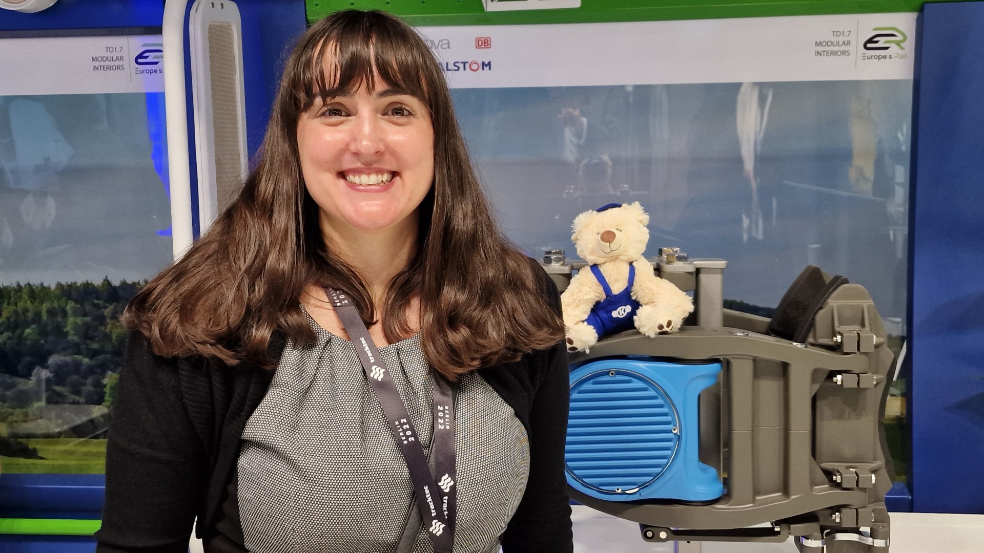 Frau mit Bärchen vor technologischem Hintergrund.
