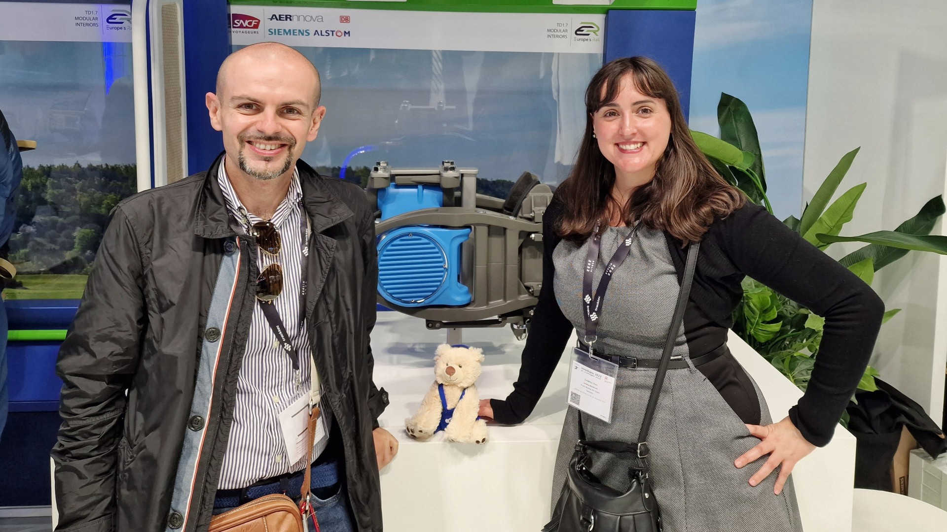 Zwei Personen posieren vor technologischen Exponaten.