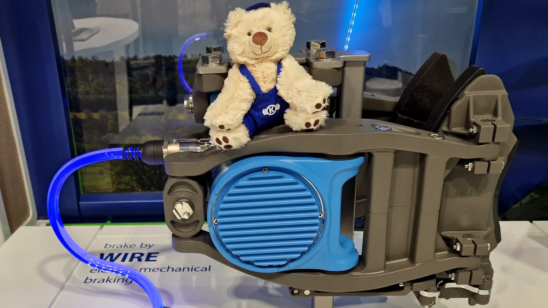 Stoffbär sitzt auf mechanischer Bremse mit blauem