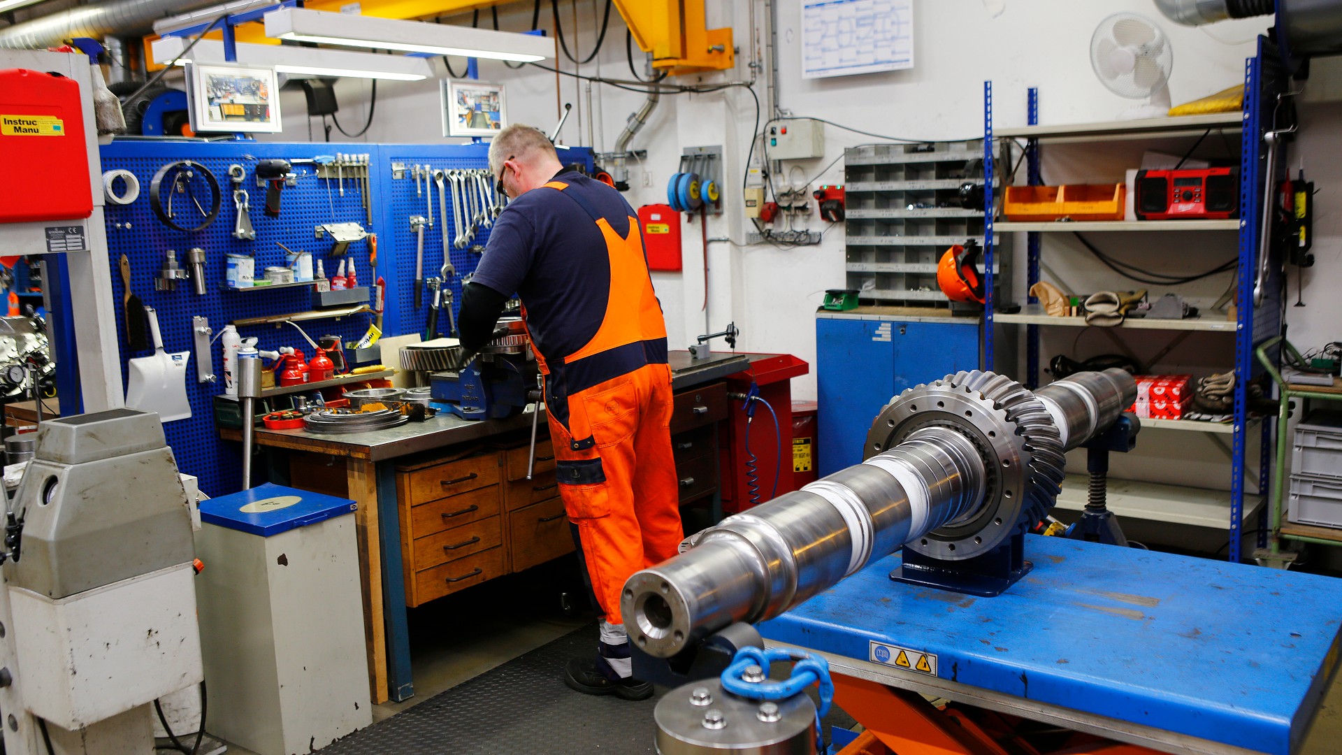 Employee working at a mechanical workshop bench.