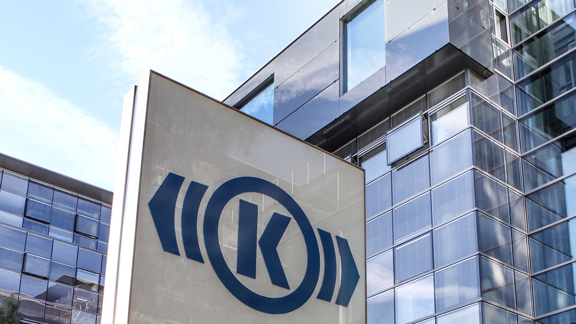 Modern office building with Knorr-Bremse logo.