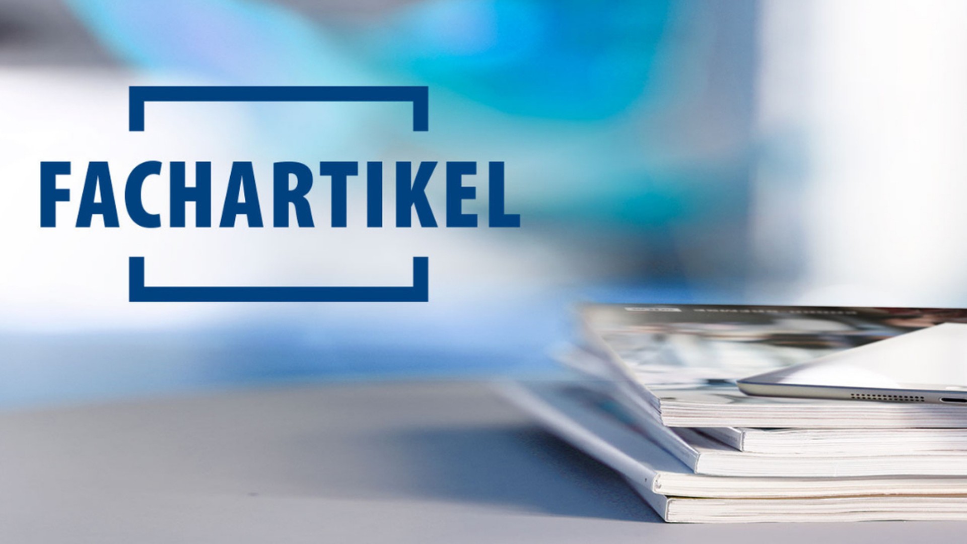 Technische Artikel auf einem Tisch gestapelt.
