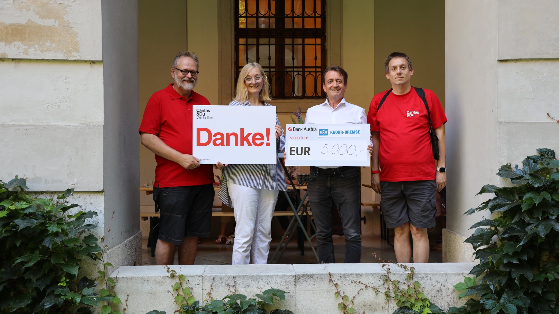Charity event presenting €5000 donation check