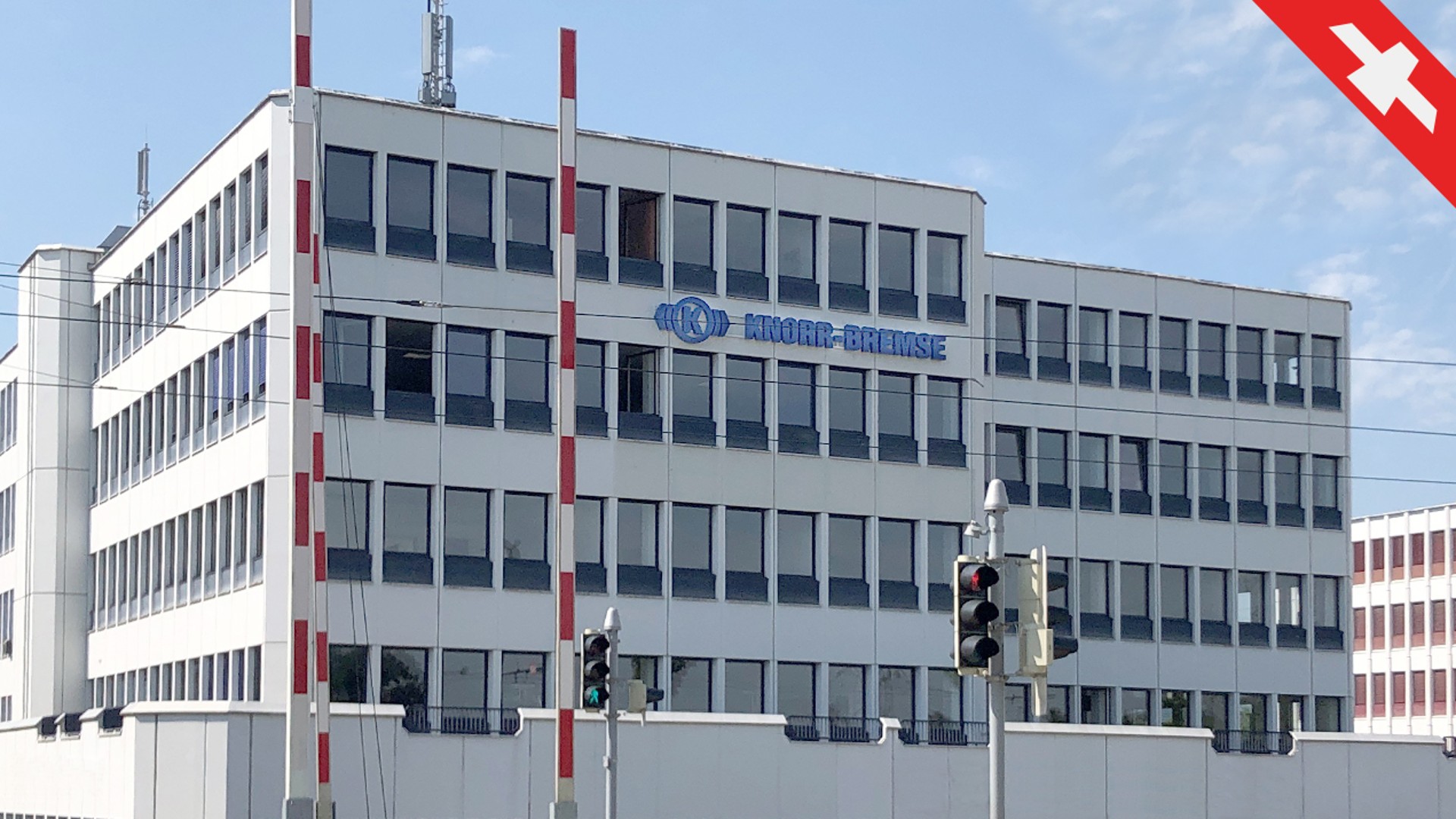 Bürogebäude mit Knorr-Bremse-Schild und Ampeln.
